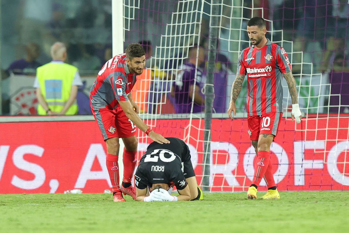 Iată cum a gafat Ionuț Radu în minutul 90+5 din Fiorentina - Cremonese! Românul, în genunchi. Nimeni nu l-a putut consola