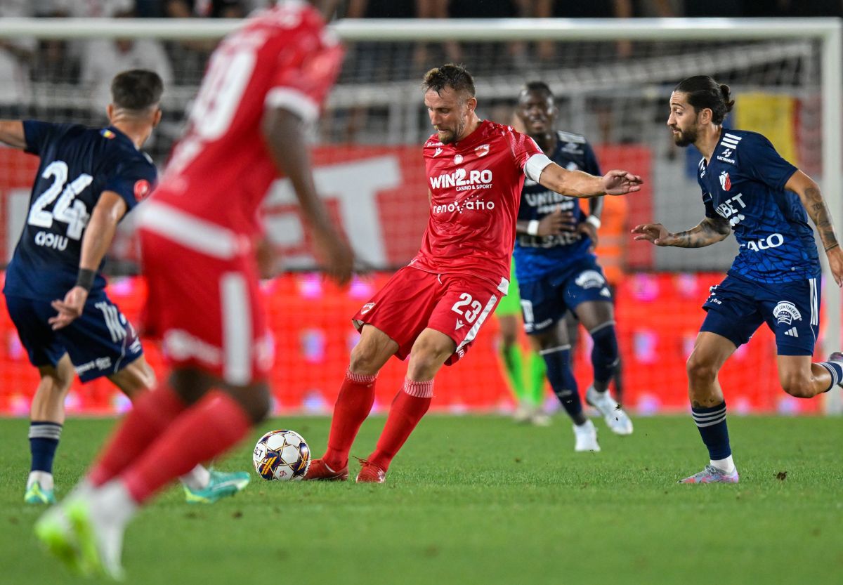 Cojocarule, ai dormit în prima repriză? A permis desfășurarea meciului Dinamo - FC Botoșani deși regulamentul a fost încălcat flagrant