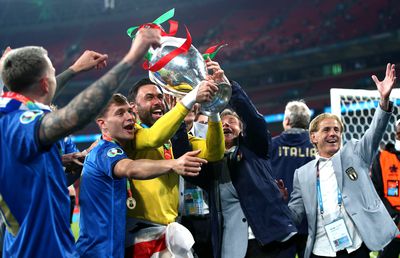 Rapid încearcă să-i aducă un concurent lui Moldovan! Negocieri cu un campion european cu 190 de meciuri la PSG