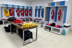 Imagini geniale din vestiarul FCSB » Kosovarii le-au pregătit masa campionilor României
