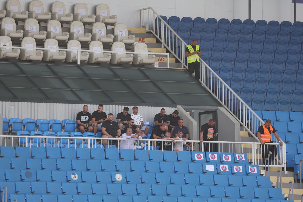 Suporterii care au făcut deplasarea cu FCSB pentru meciul cu Drita / Foto: GSP