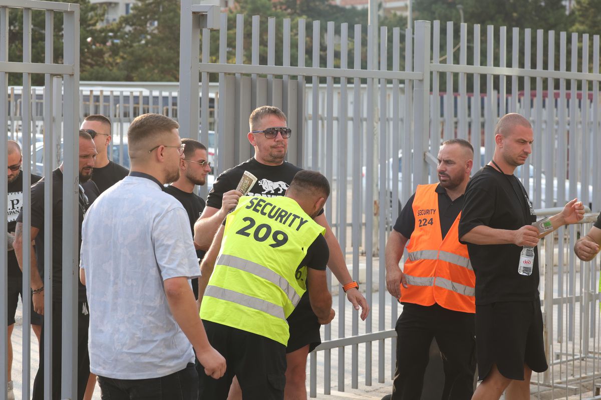 Suporterii care au făcut deplasarea cu FCSB pentru meciul cu Drita / Foto: GSP