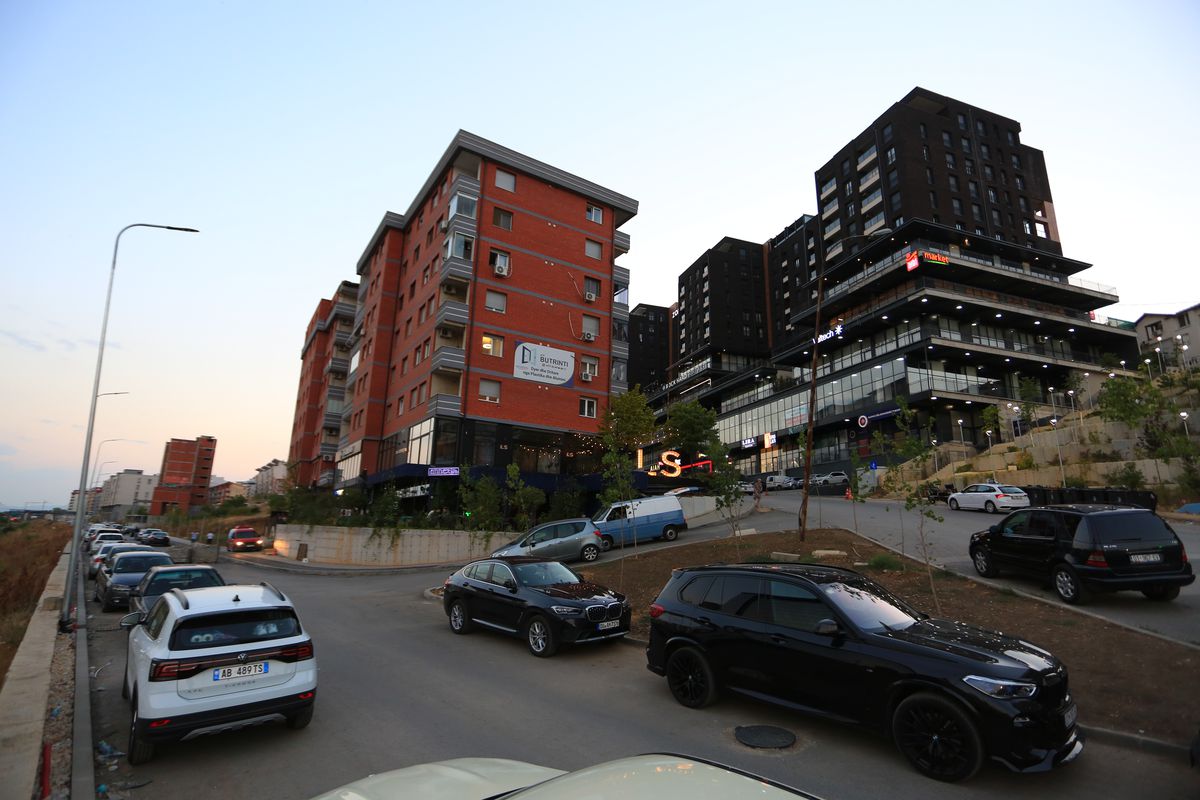 La pas prin cea mai ieftină capitală din Balcani » Cum arată Priştina la 17 ani de la declararea independenţei: lux și opulență prin mizerie