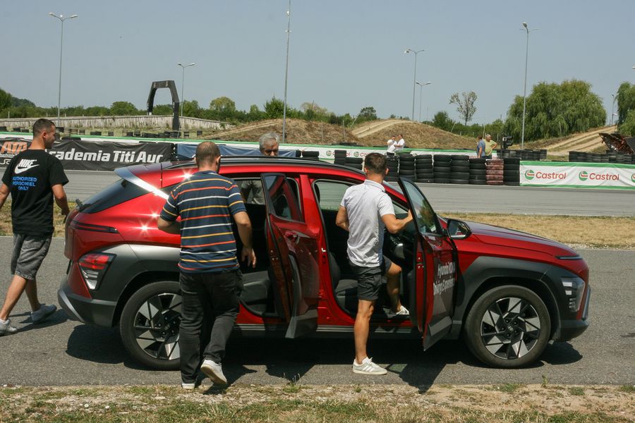 Siguranța începe la volan: Curs de conducere defensivă pentru șoferii parteneri Bolt, la Academia Titi Aur