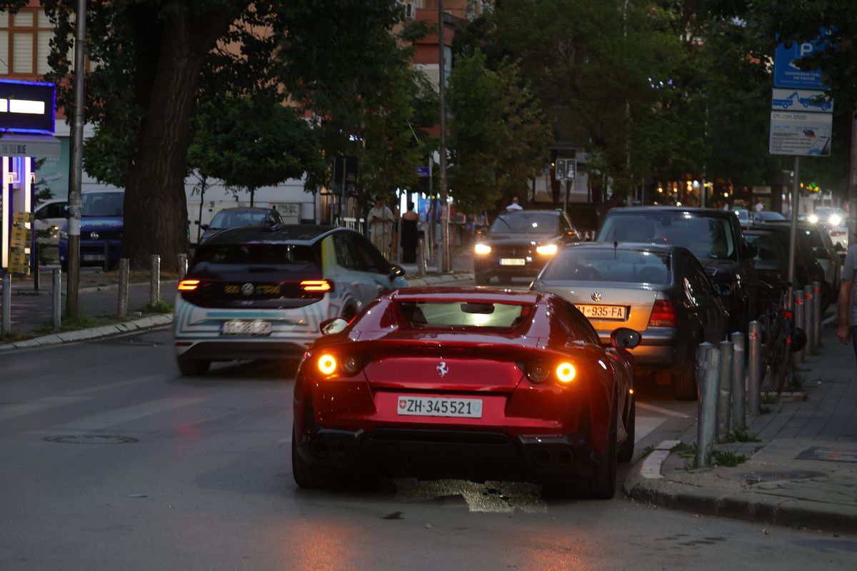 La pas prin cea mai ieftină capitală din Balcani » Cum arată Priştina la 17 ani de la declararea independenţei: lux și opulență prin mizerie