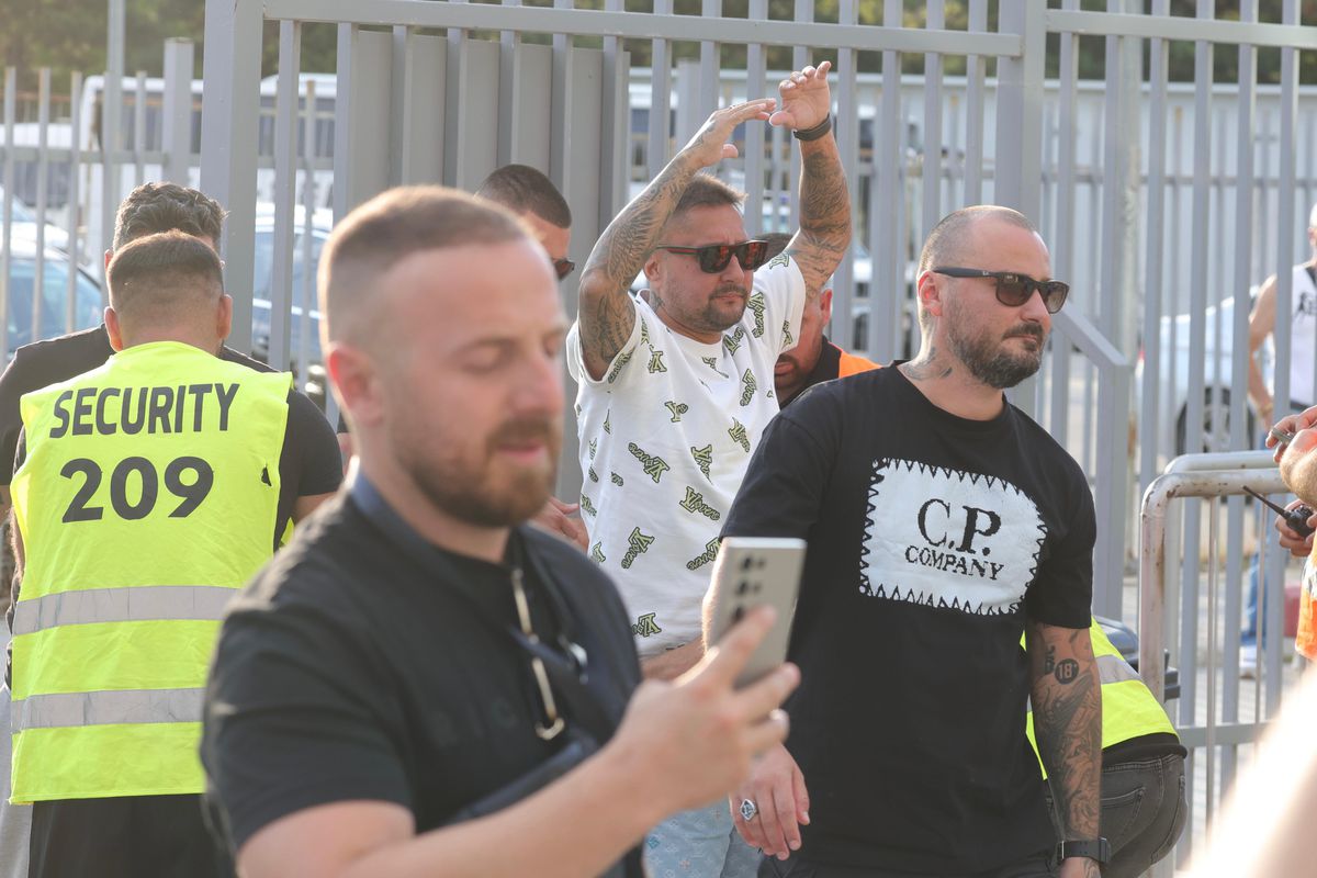 Cine o susține pe FCSB în deplasarea cu Drita? Mustață și alți lideri de galerie au primit locuri la VIP