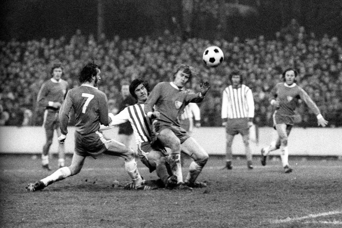 „Hadde” a bombardat Bundesliga, a ajuns campion mondial, apoi s-a refugiat între sticle și și-a pierdut, la propriu, toate amintirile! Povestea uluitoare a unui geniu al fotbalului