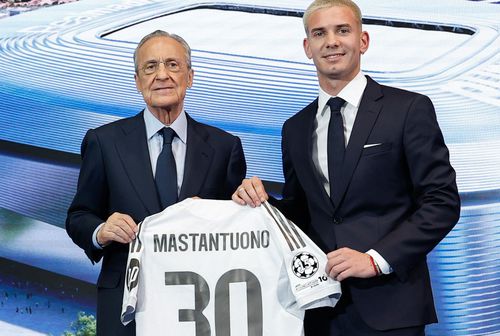 Franco Mastantuono a fost prezentat într-un eveniment „binecuvântat” chiar de către Florentino Perez / Sursă foto: Facebook@ Real Madrid