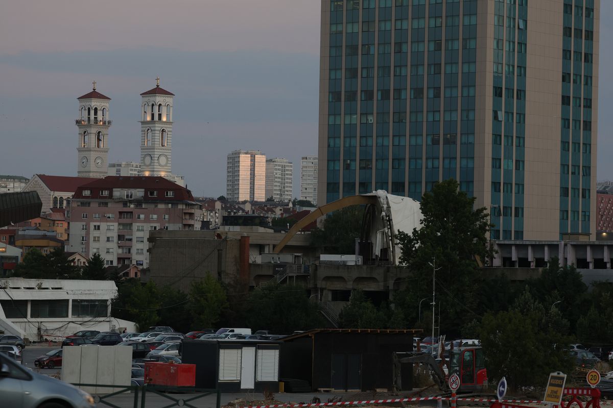 La pas prin cea mai ieftină capitală din Balcani » Cum arată Priştina la 17 ani de la declararea independenţei: lux și opulență prin mizerie