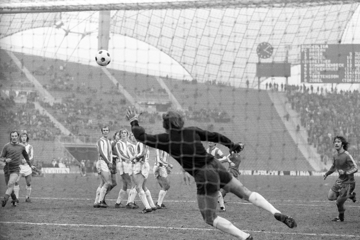 „Hadde” a bombardat Bundesliga, a ajuns campion mondial, apoi s-a refugiat între sticle și și-a pierdut, la propriu, toate amintirile! Povestea uluitoare a unui geniu al fotbalului