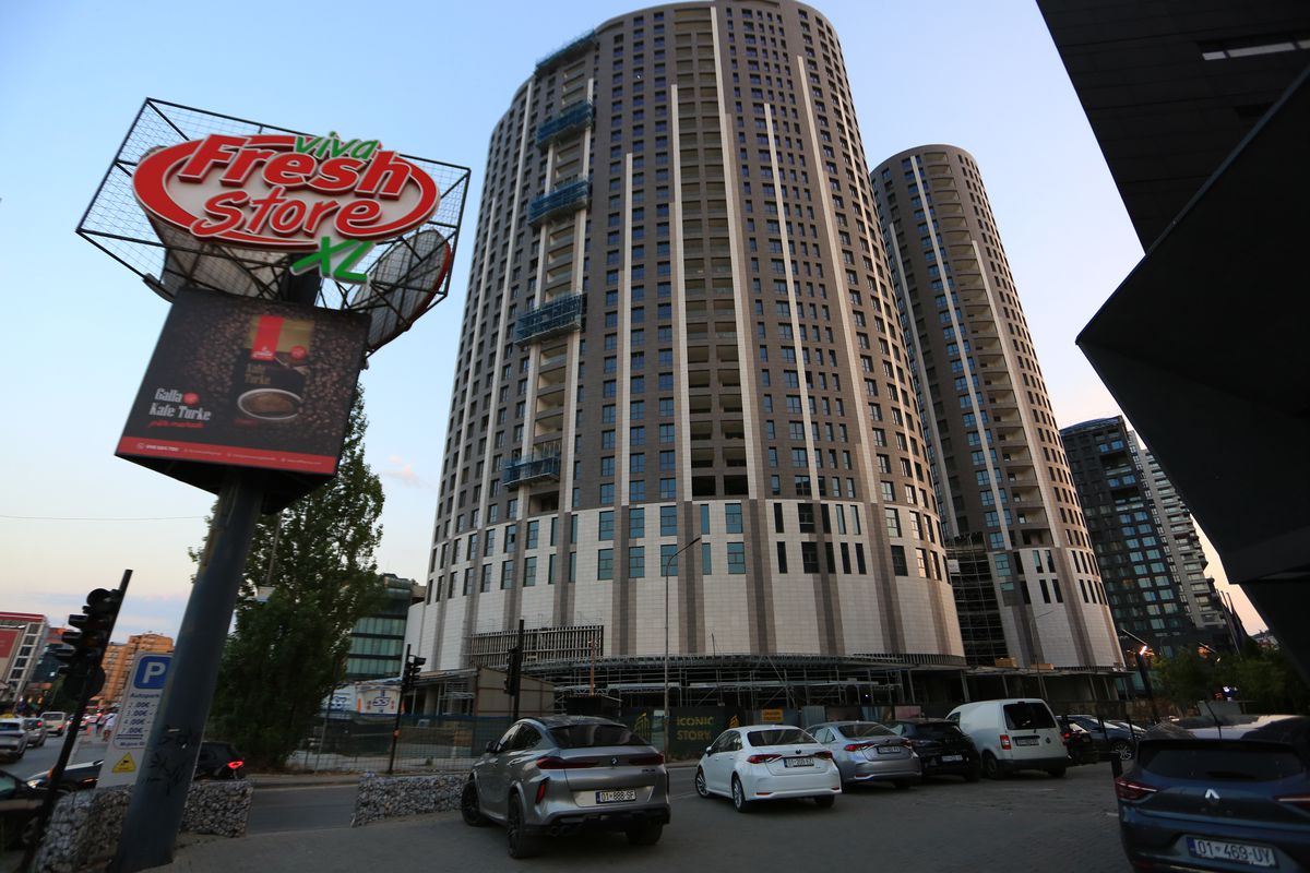 La pas prin cea mai ieftină capitală din Balcani » Cum arată Priştina la 17 ani de la declararea independenţei: lux și opulență prin mizerie