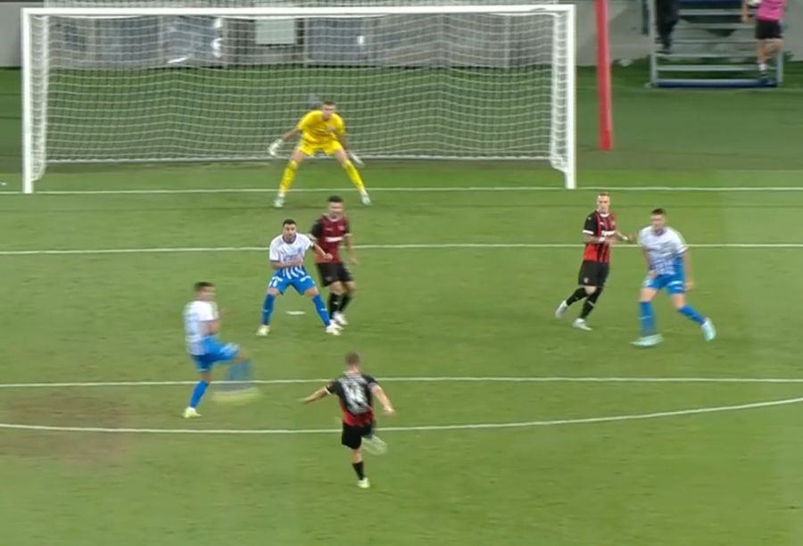 Locul de unde a șutat Kratochvil / Foto: Captură Prima Sport Universitatea Craiova merge în play-off, la capătul celei mai nebune „duble” din Conference League » Întoarsă de la 0-4, echipa lui Rădoi s-a descătușat în prelungiri! Pe cine va înfrunta