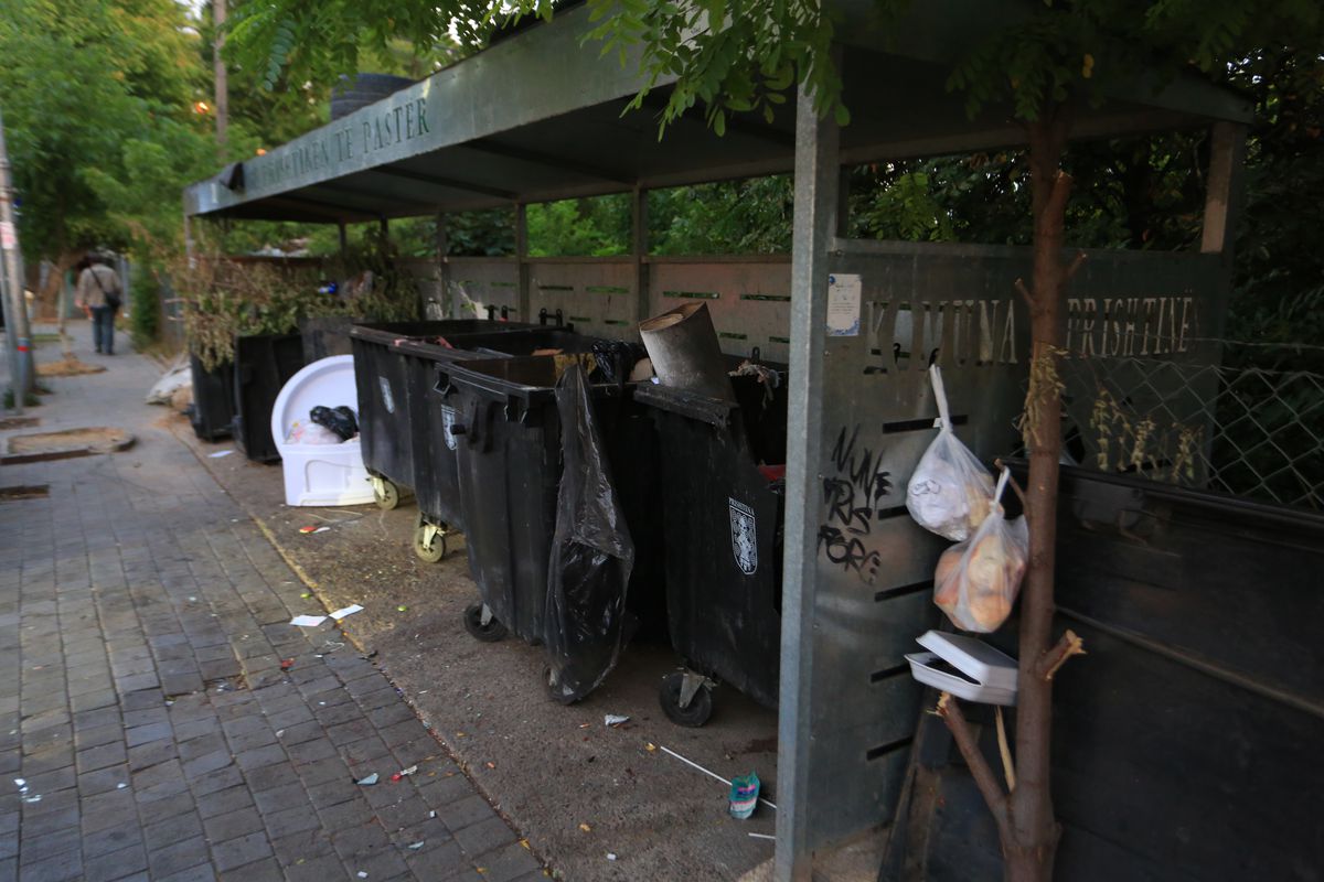 La pas prin cea mai ieftină capitală din Balcani » Cum arată Priştina la 17 ani de la declararea independenţei: lux și opulență prin mizerie