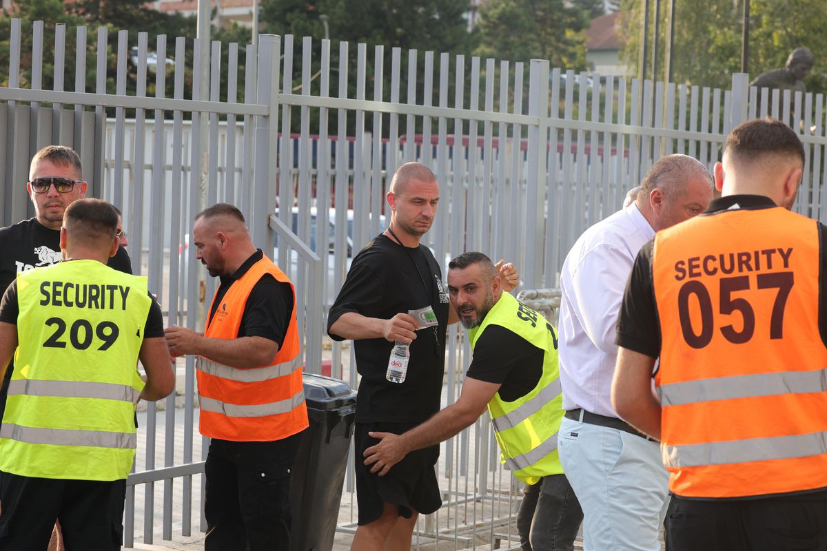 Suporterii care au făcut deplasarea cu FCSB pentru meciul cu Drita / Foto: GSP