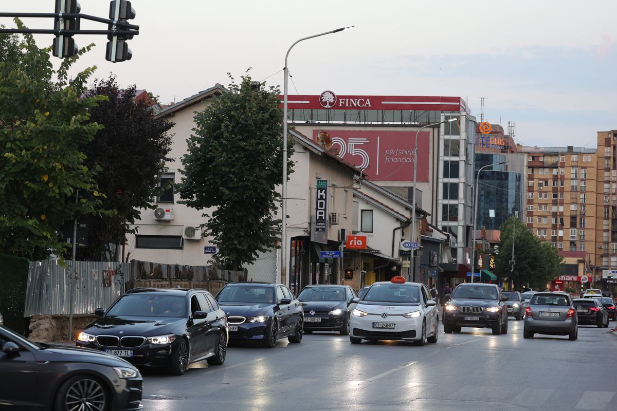 La pas prin cea mai ieftină capitală din Balcani » Cum arată Priştina la 17 ani de la declararea independenţei: lux și opulență prin mizerie