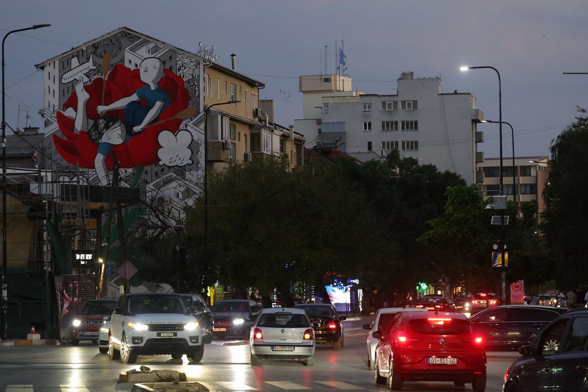 La pas prin cea mai ieftină capitală din Balcani » Cum arată Priştina la 17 ani de la declararea independenţei: lux și opulență prin mizerie