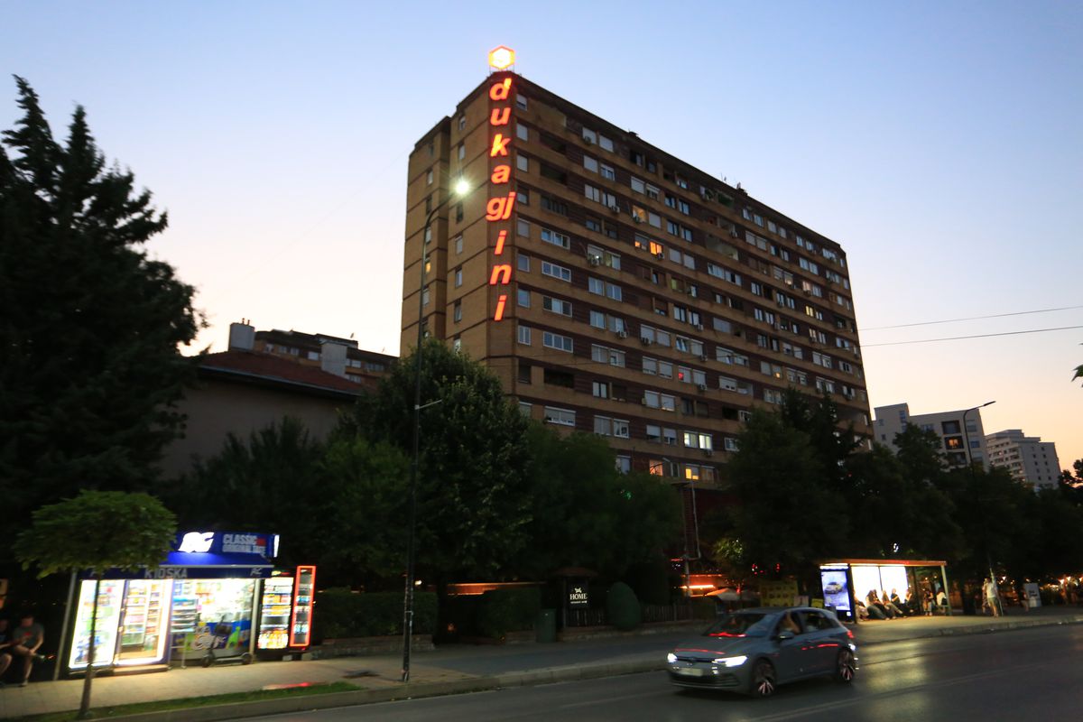 La pas prin cea mai ieftină capitală din Balcani » Cum arată Priştina la 17 ani de la declararea independenţei: lux și opulență prin mizerie