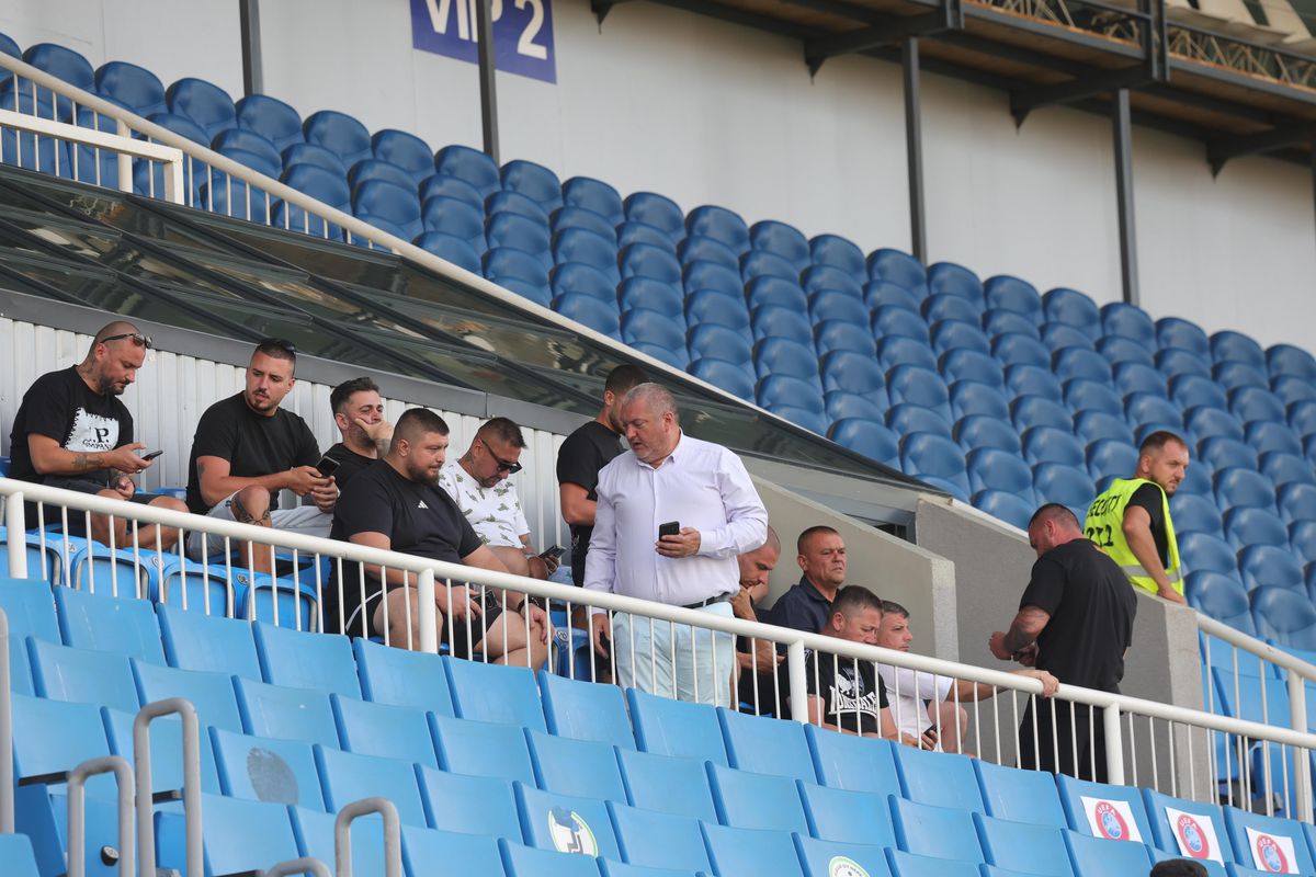 Cine o susține pe FCSB în deplasarea cu Drita? Mustață și alți lideri de galerie au primit locuri la VIP