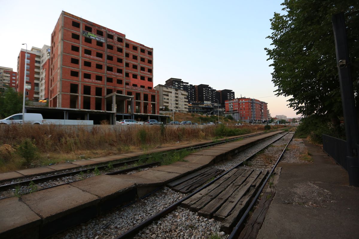 La pas prin cea mai ieftină capitală din Balcani » Cum arată Priştina la 17 ani de la declararea independenţei: lux și opulență prin mizerie