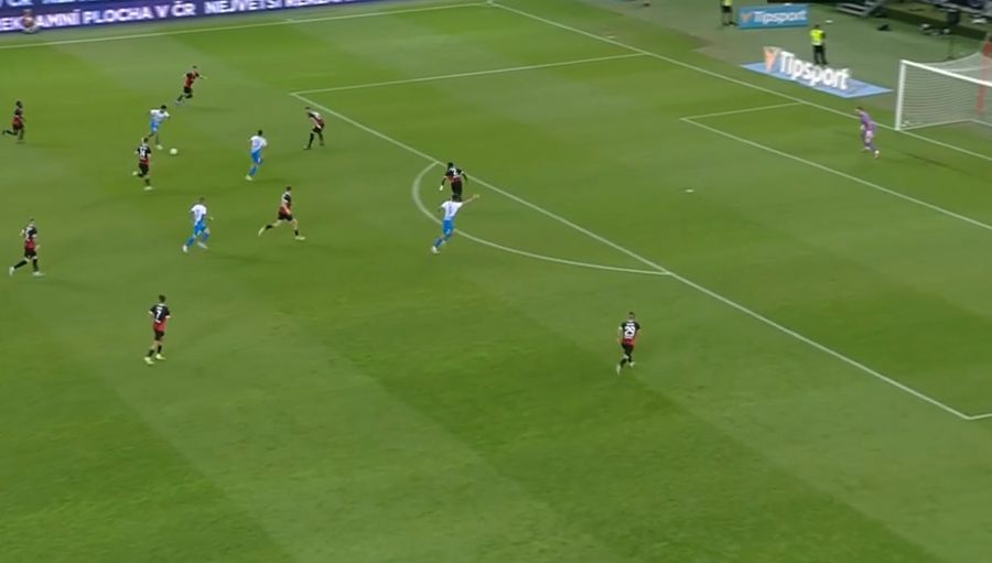 Locul de unde a șutat Ștefan Baiaram / Foto: Captură Prima Sport Universitatea Craiova merge în play-off, la capătul celei mai nebune „duble” din Conference League » Întoarsă de la 0-4, echipa lui Rădoi s-a descătușat în prelungiri! Pe cine va înfrunta