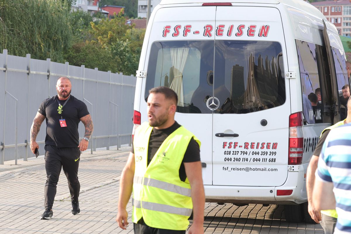 Cine o susține pe FCSB în deplasarea cu Drita? Mustață și alți lideri de galerie au primit locuri la VIP