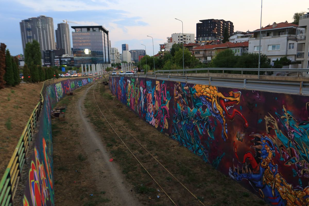 La pas prin cea mai ieftină capitală din Balcani » Cum arată Priştina la 17 ani de la declararea independenţei: lux și opulență prin mizerie