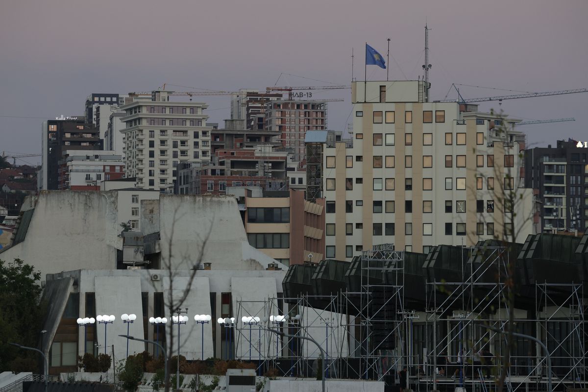 La pas prin cea mai ieftină capitală din Balcani » Cum arată Priştina la 17 ani de la declararea independenţei: lux și opulență prin mizerie