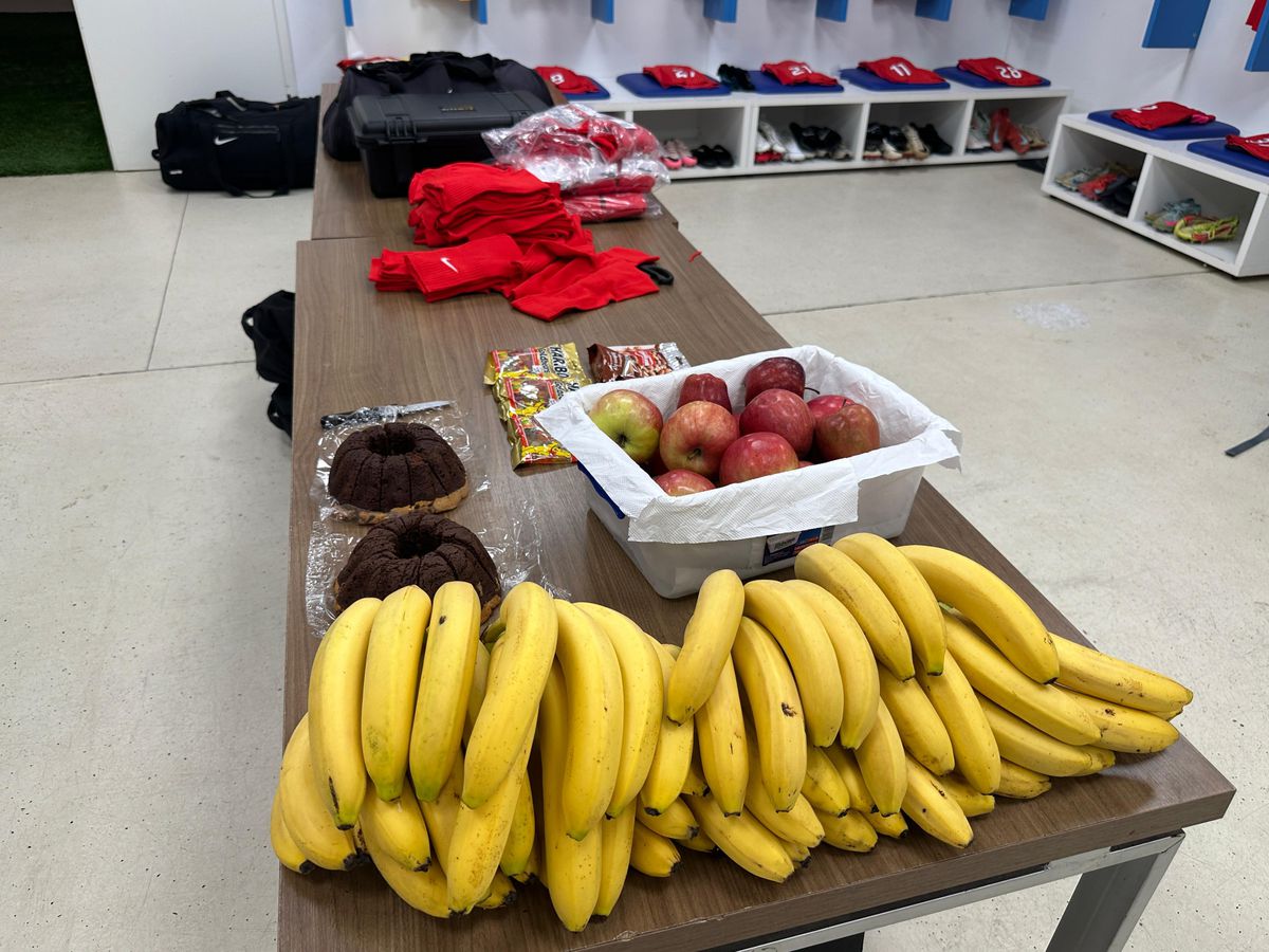 Imagini geniale din vestiarul FCSB » Ce „meniu” au campionii României înaintea meciului decisiv din Kosovo