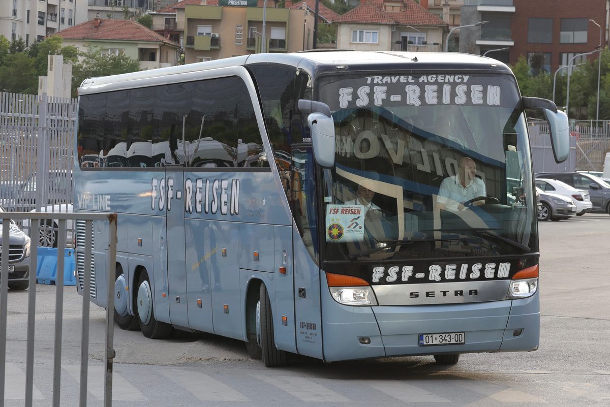 Suporterii care au făcut deplasarea cu FCSB pentru meciul cu Drita / Foto: GSP