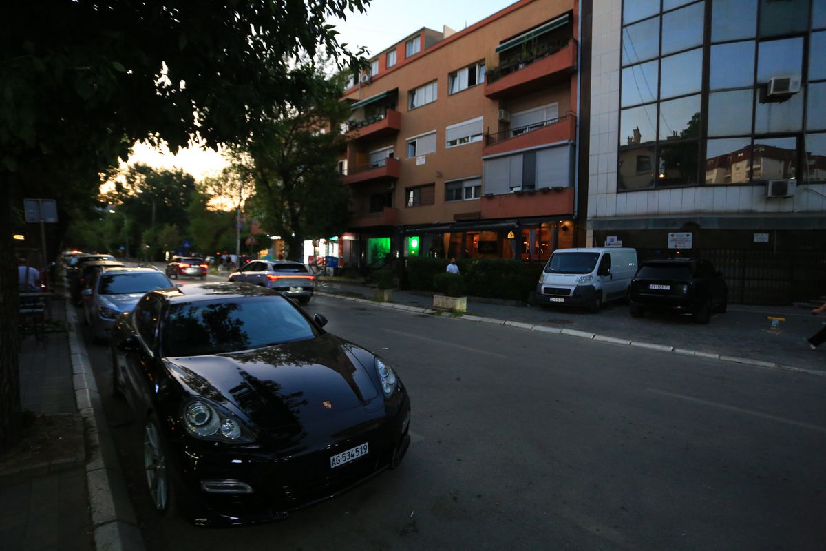 La pas prin cea mai ieftină capitală din Balcani » Cum arată Priştina la 17 ani de la declararea independenţei: lux și opulență prin mizerie