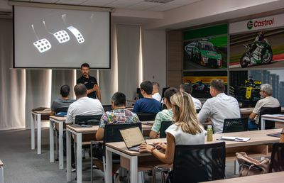 Siguranța începe la volan: Curs de conducere defensivă  pentru șoferii parteneri Bolt, la Academia Titi Aur