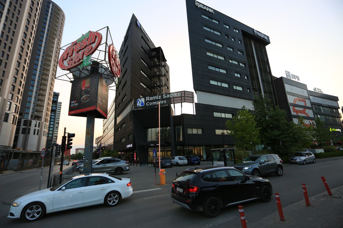 La pas prin cea mai ieftină capitală din Balcani » Cum arată Priştina la 17 ani de la declararea independenţei: lux și opulență prin mizerie