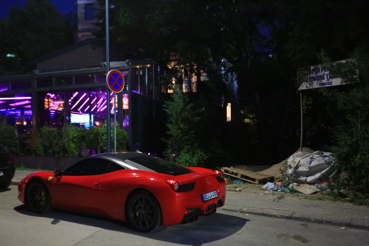 La pas prin cea mai ieftină capitală din Balcani » Cum arată Priştina la 17 ani de la declararea independenţei: lux și opulență prin mizerie