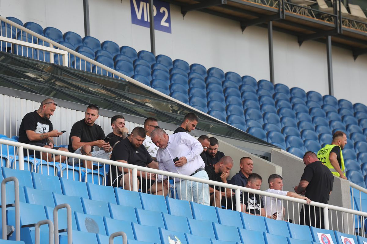 Cine o susține pe FCSB în deplasarea cu Drita? Mustață și alți lideri de galerie au primit locuri la VIP