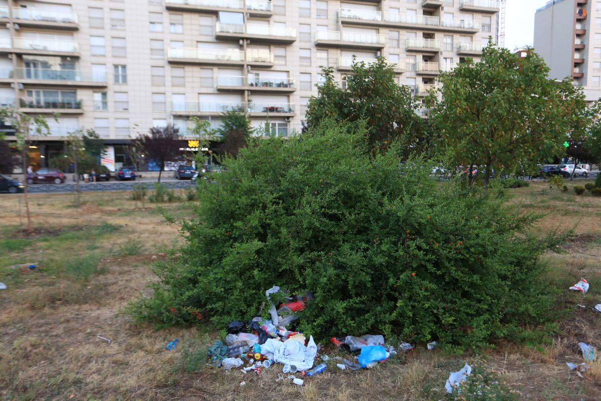 La pas prin cea mai ieftină capitală din Balcani » Cum arată Priştina la 17 ani de la declararea independenţei: lux și opulență prin mizerie