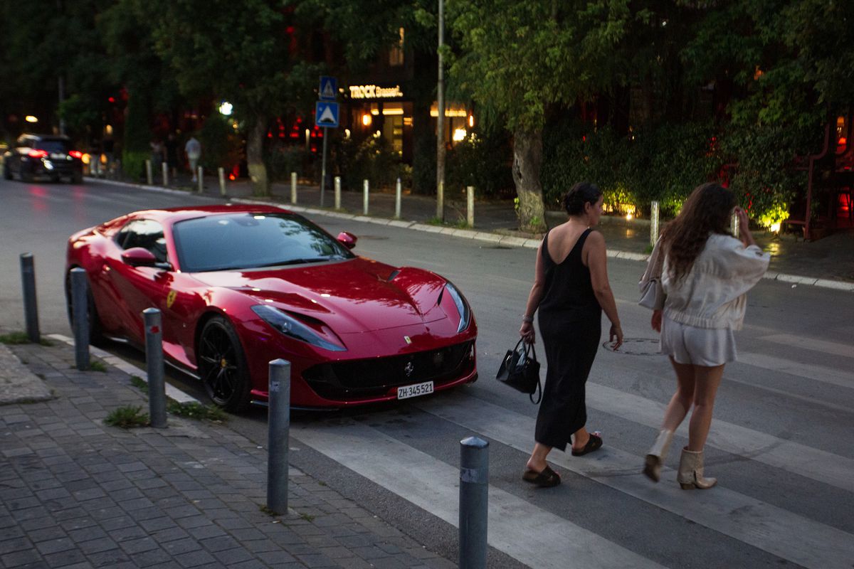 La pas prin cea mai ieftină capitală din Balcani » Cum arată Priştina la 17 ani de la declararea independenţei: lux și opulență prin mizerie