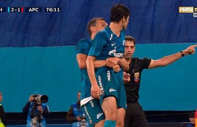 VIDEO Moment halucinant în Rusia: un jucător nu a vrut să iasă de pe teren! Colegul l-a luat în brațe și l-a aruncat spre marginea terenului