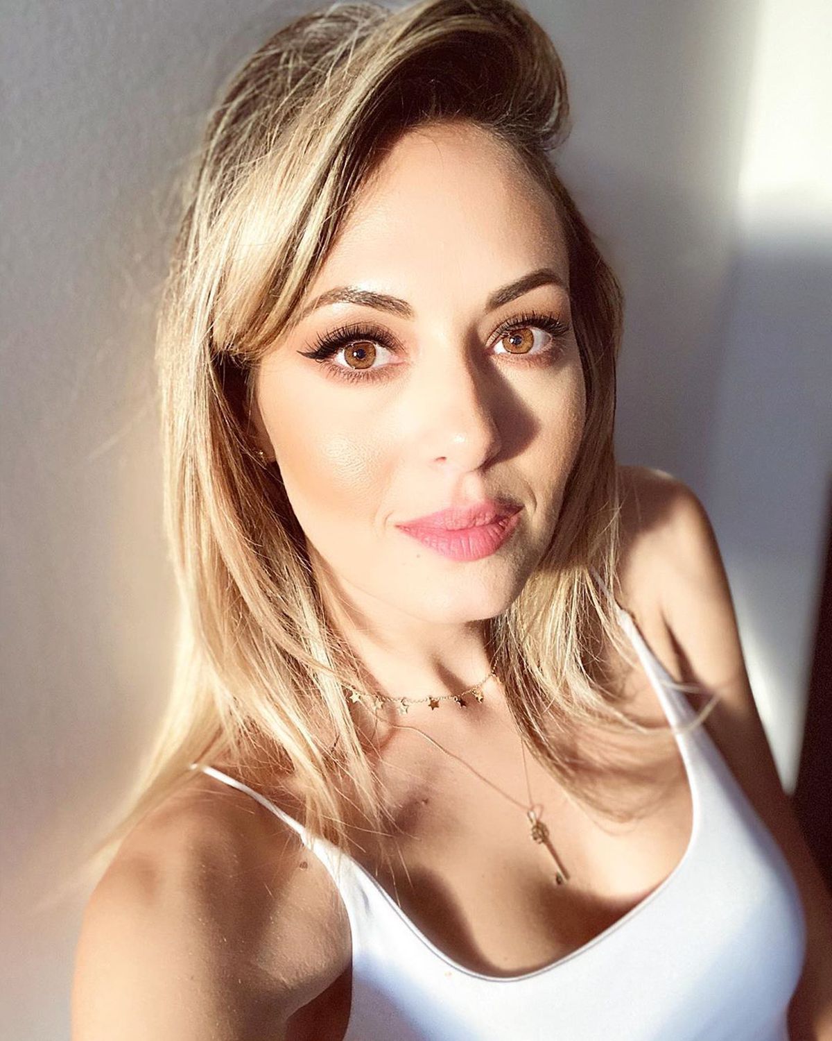 FOTO Apariții hot în fiecare dimineață! Eda, cea mai atrăgătoare prezență de la TVR