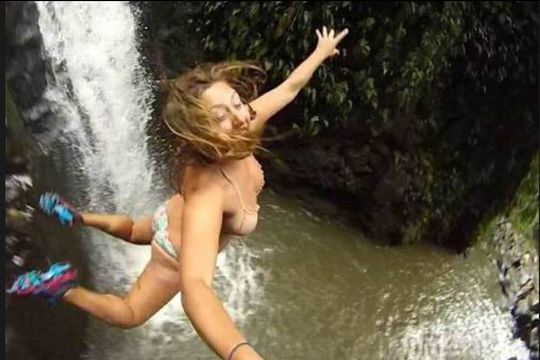 Emma Willis a murit când a încercat să facă un selfie pentru prietenul ei în vacanță. A sărit și s-a lovit la cap de o piatră.