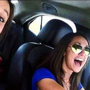 Collette și Ashley, două prietene care călătoreau cu mașină, au avut un accident după ce au făcut acest selfie. Femeia de pe locul pasagerului a murit.