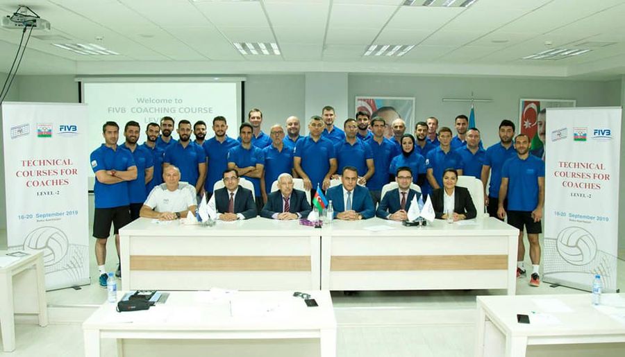 La unul din cursurile de antrenori FIVB. Dan Gîrleanu, primul din stânga jos