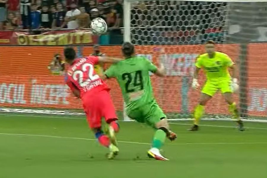 Momentul în care Vali Gheorghe a trecut de Deniz Giafer // foto: captură YouTube Dinamovistul desființat în direct după derby-ul cu FCSB: „Are două viteze: târâș și tiptil!”