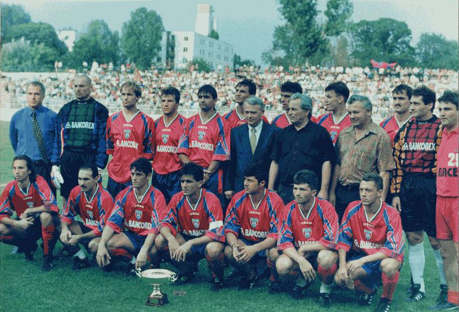 Viorel Hrebenciuc, cu cravată, în mijlocul echipei Stelei „Pinalti”, condamnat la 4 ani și 6 luni de închisoare + Salvatorul FCSB-ului a luat 3 ani cu executare!
