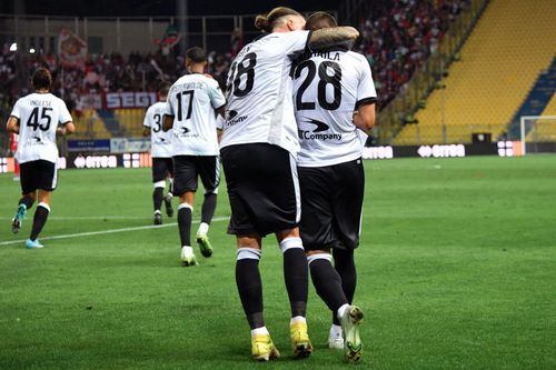 Dennis Man și Valentin Mihăilă nu au avut parte de prea multe astfel de momente de bucurie la Parma // Foto: Imago