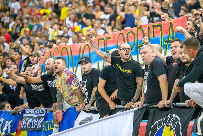 Un grup de ultrași din galeria României a provocat întreruperea meciului // foto: GSP