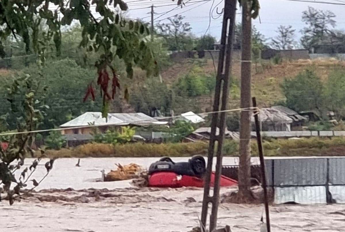 Imagini tulburătoare! Localitatea natală a lui Lucian Bute, devastată de ciclonul „Boris” » Un bărbat și o femeie au fost luați de viitură