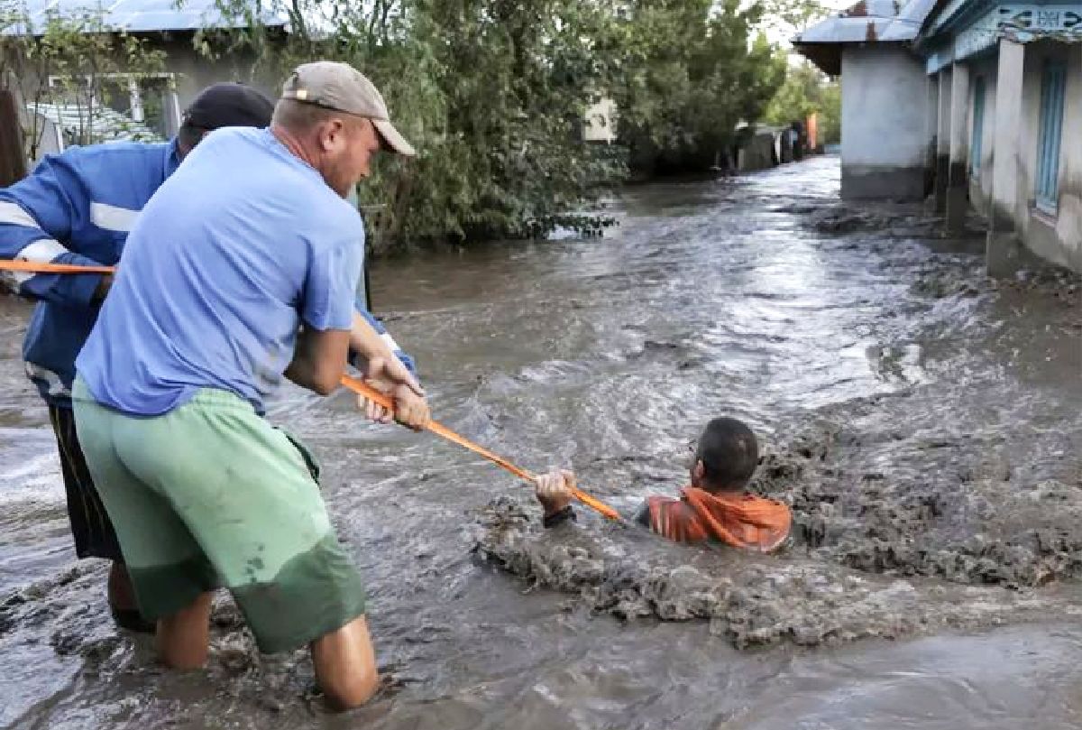 Imagini tulburătoare! Localitatea natală a lui Lucian Bute, devastată de ciclonul „Boris” » Un bărbat și o femeie au fost luați de viitură