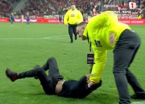 I-a „rupt frânele” » Bărbatul care a fentat un steward la Dinamo - Slobozia a explicat de ce a intrat pe teren: „Voiam să creez o diversiune”