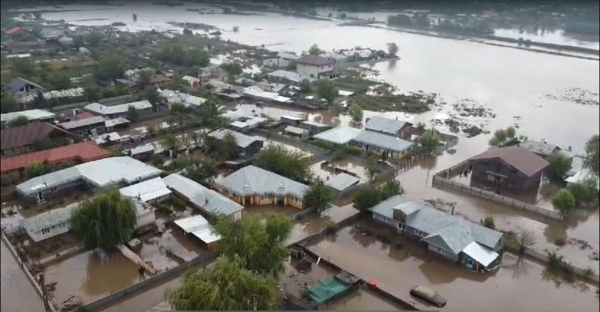 Imagini tulburătoare! Localitatea natală a lui Lucian Bute, devastată de ciclonul „Boris” » Un bărbat și o femeie au fost luați de viitură