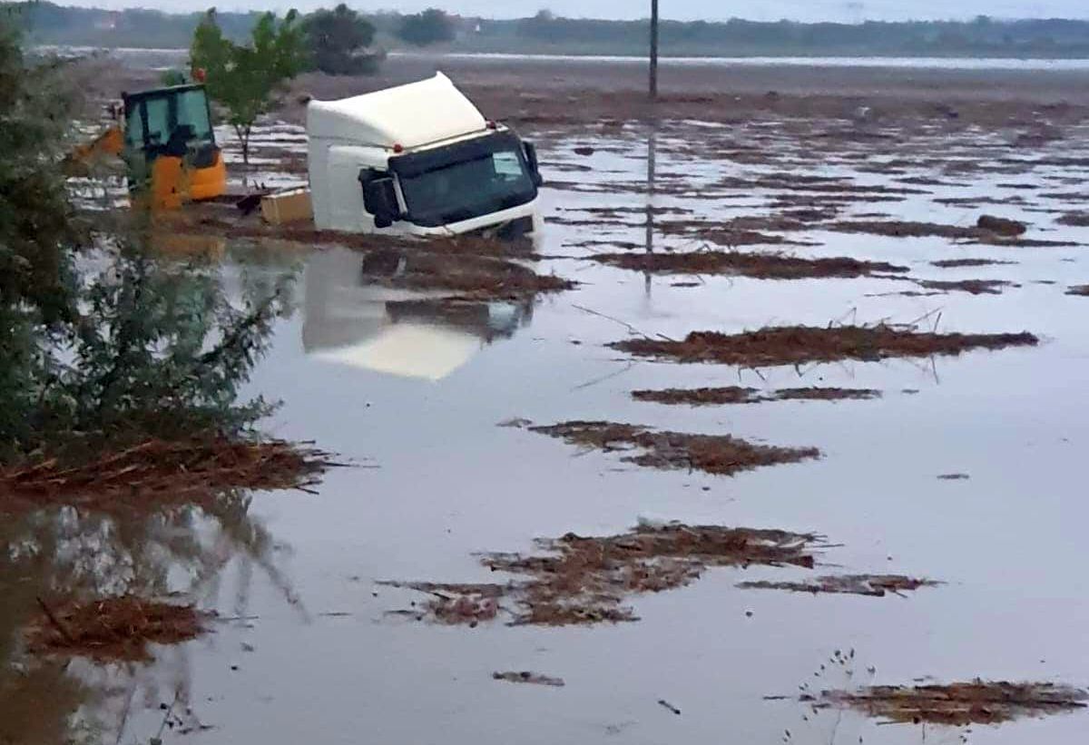 Imagini tulburătoare! Localitatea natală a lui Lucian Bute, devastată de ciclonul „Boris” » Un bărbat și o femeie au fost luați de viitură